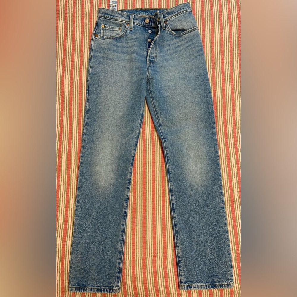 Levi’s Women’s 501 Button Fly Straight Med Wash sz W28 L30.